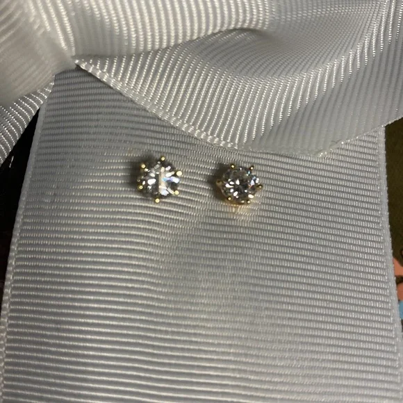💥Diamond Stud Earrings💥14k YG - .75 pts tw; Make me an offer! Reduced from $950😎